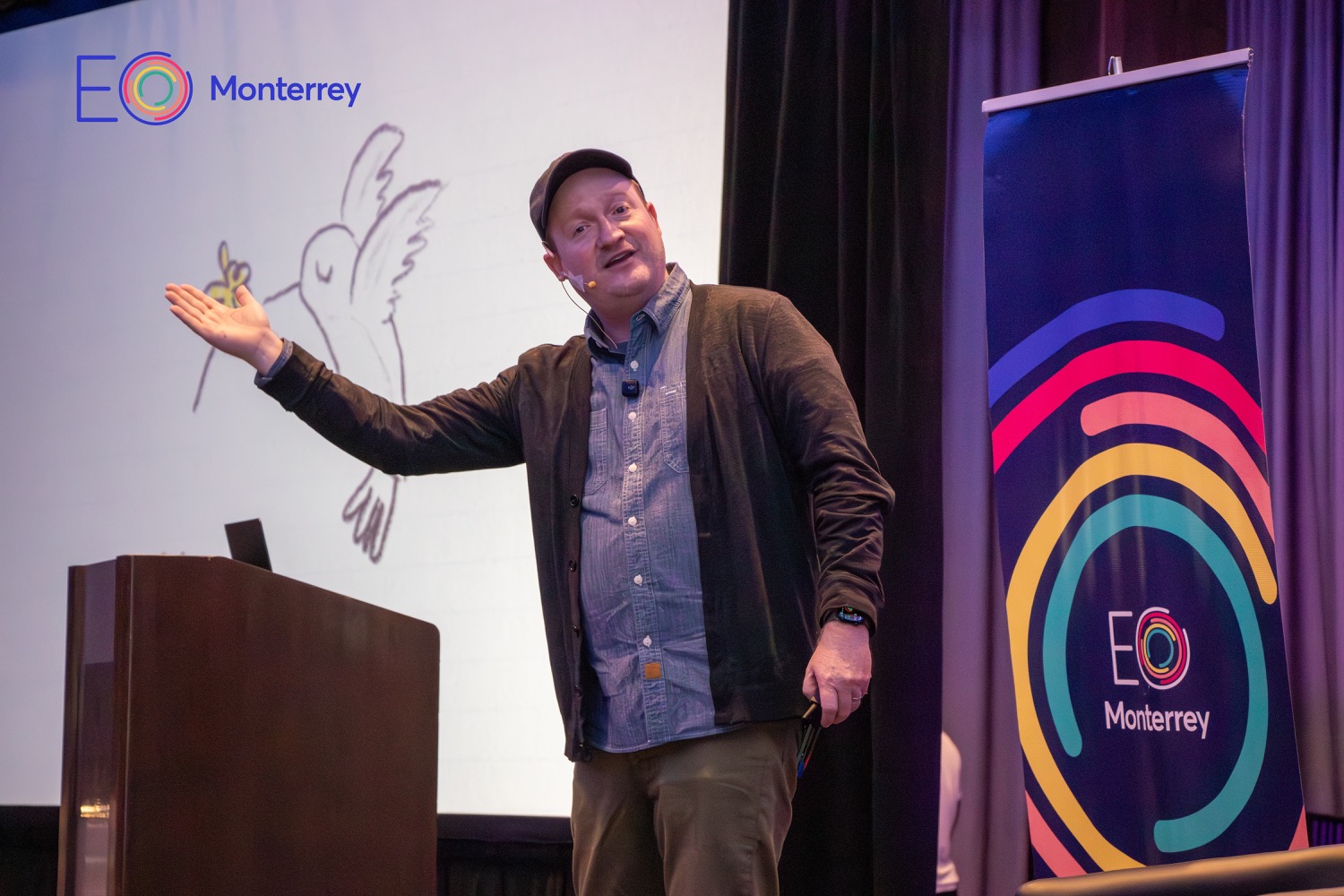 Brad Montague en su taller en EOA Monterrey