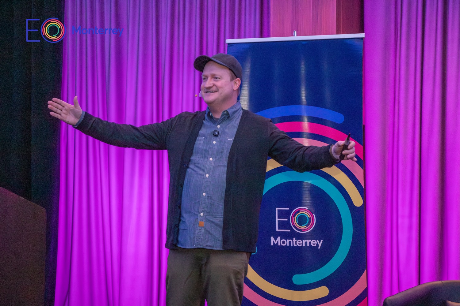 Brad Montague presentando