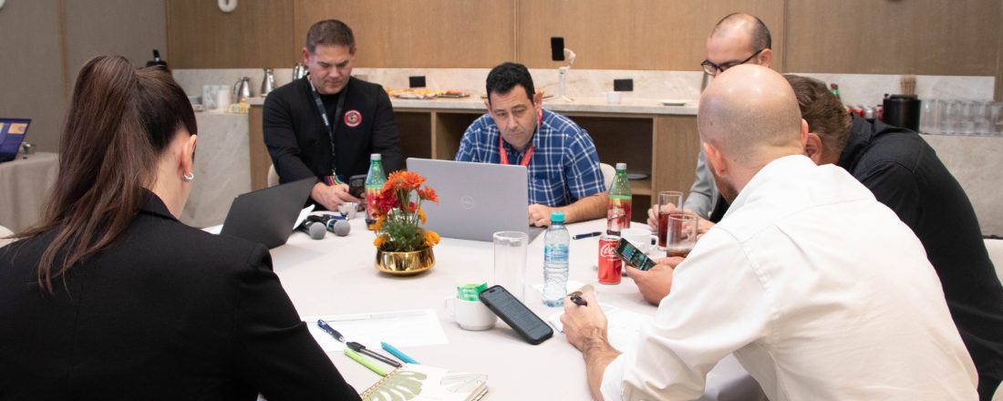 Seis personas trabajando alrededor de una mesa en una sesión de EO Accelerator Monterrey