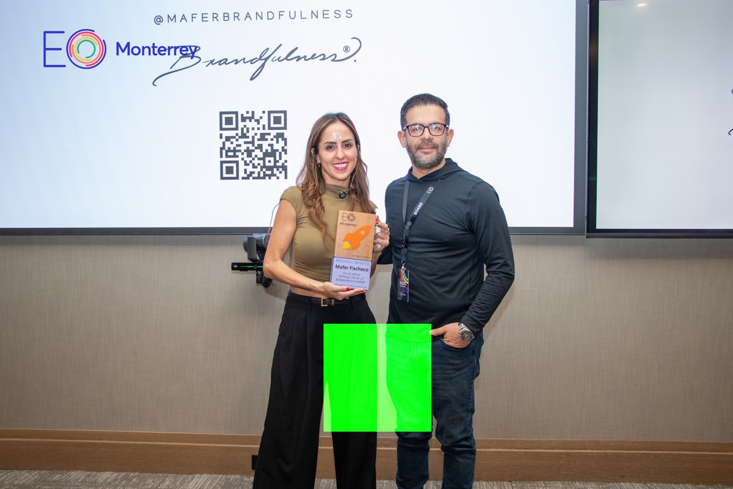 Mafer Pacheco con un asistente