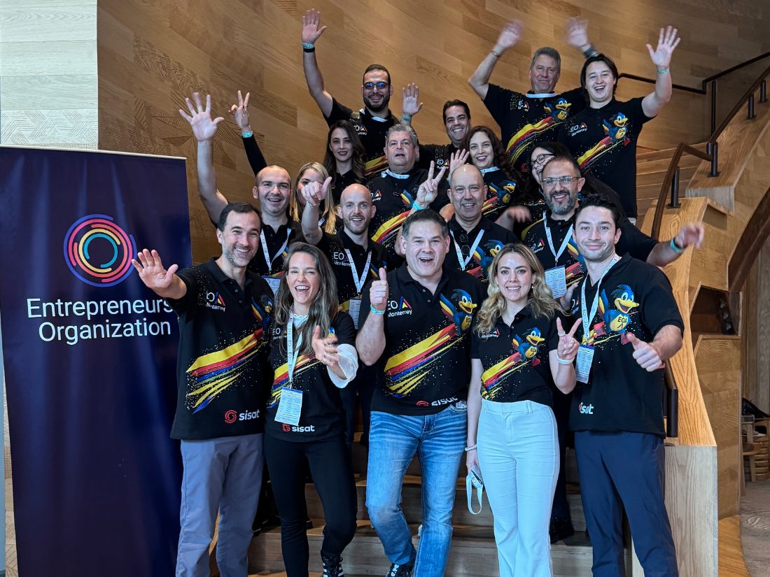 Delegación de EO Accelerator Monterrey en el Summit internacional, junto al pendón de Entrepreneurs Organization